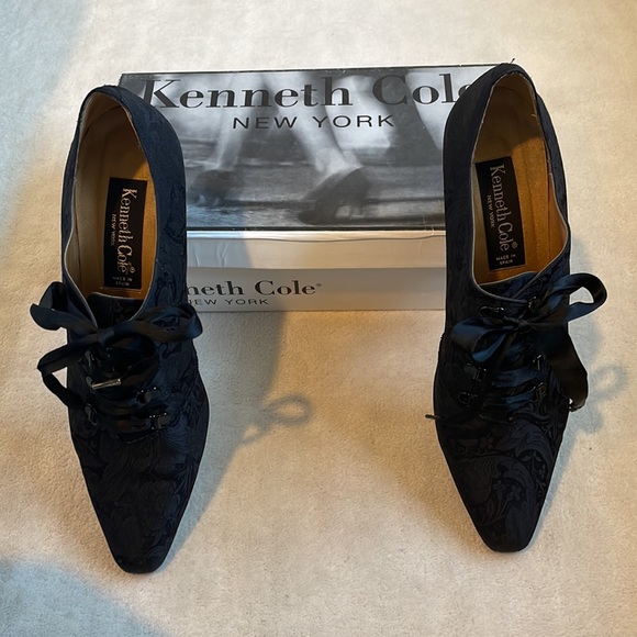 Kenneth Cole VINTAGE black damask lace bootie. Size 9 1/2 - Picture 15 of 15